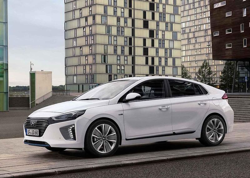 V Praze kromě elektromobilů zaparkují zdarma už jen hybridy do zásuvky.