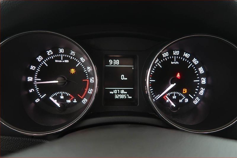 Škoda Superb (2013) Comfort 2.0 TDI, Tempomat - fotka 11 z 14