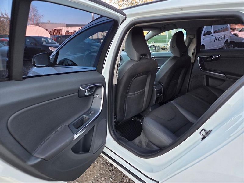 Volvo V60 2,0 120 KW D3 Automat tažné - fotka 13 z 27