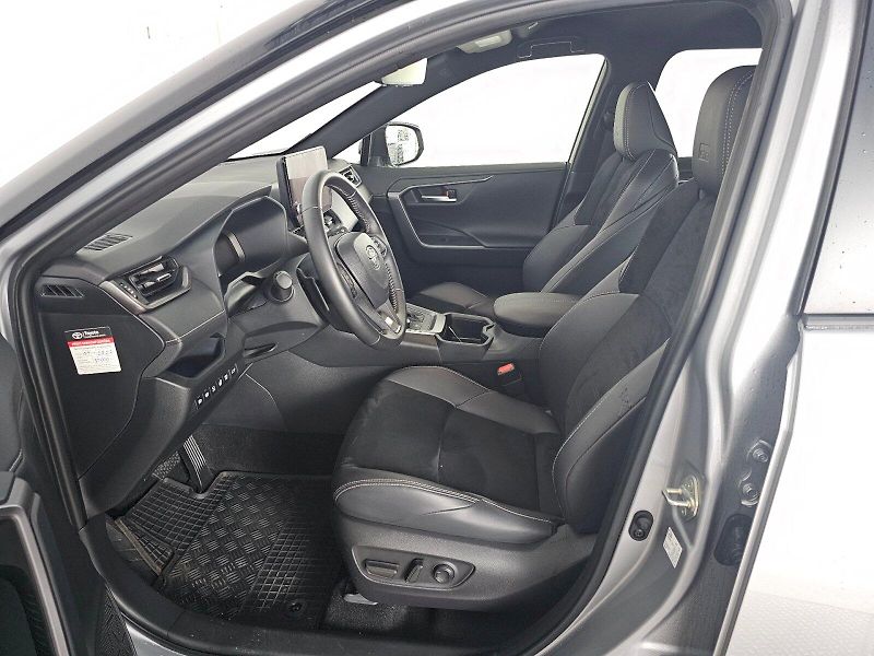 Toyota RAV4 (2025) 2.5HEV 222k 4X4 GR SPORT - fotka 6 z 29