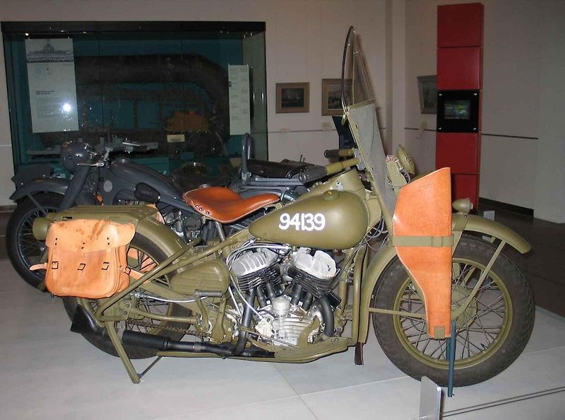 Motocykl Harley-Davidson WLA vystavený v The Australian War Memorial Canberra.