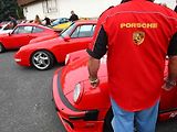 PORSCHE MNOHA PODOB A BAREV. Automobily Porsche přilákaly na výstaviště stovky lidí, kteří obdivovali jejich rozmanitost a nádheru. Pro mnohé z nich je tahle značka srdeční záležitostí.