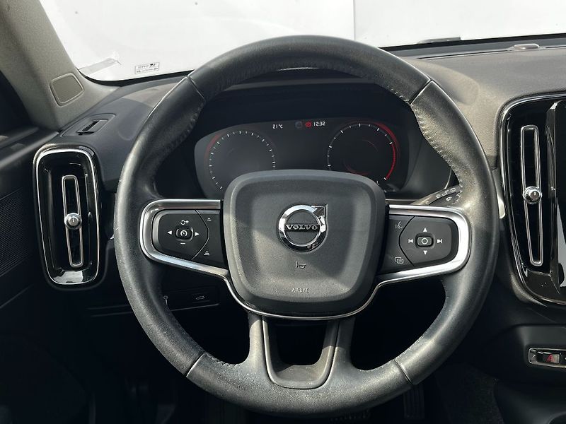 Volvo XC40 Momentum Pro T3 FWD 120kW - fotka 11 z 23