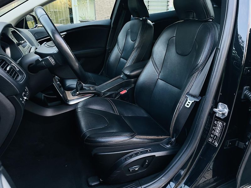 Volvo V40 2.0D3 MANUÁL CROSS SERVISKA  - fotka 28 z 43