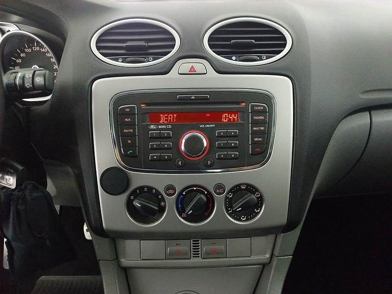 Ford Focus (2010) 1.6 TDCi, nová STK, rezervace - fotka 12 z 16