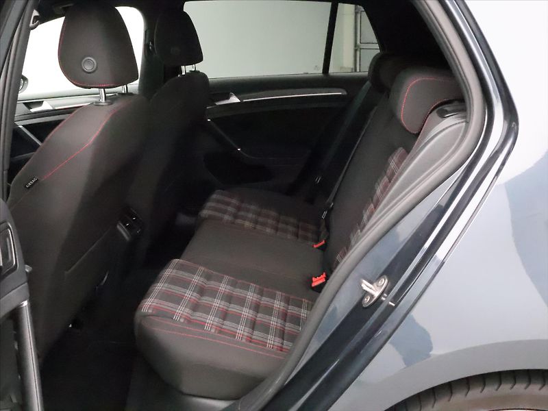 Volkswagen Golf 2,0 TSI GTI 169kW DSG Matrix - fotka 13 z 28