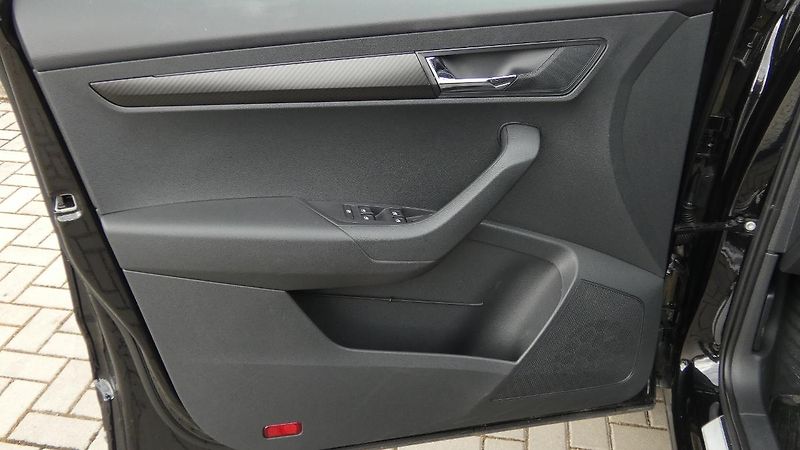 Škoda Karoq 1,5 TSI DSG Sportline - fotka 8 z 23