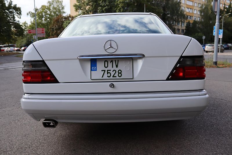Mercedes-Benz 124 W124 320 E Sedan (1993) - fotka 17 z 32