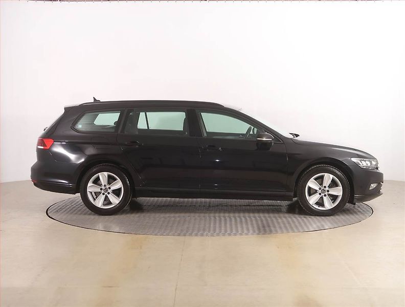 Volkswagen Passat (2022) 2.0 TDI, Automat, Serv.kniha - fotka 6 z 22