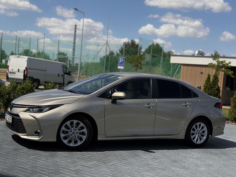 Toyota Corolla (2022) 1.8 90 kW hybrid / sedan - fotka 2 z 22