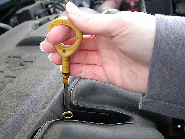 Měrka hladiny oleje v motoru automobilu., zdroj: Wikimedia Commons, Dvortygirl, CC BY-SA 3.0