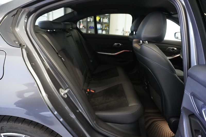 BMW Řada 3 2.0D 140kW M-SPORT,X-DRIVE - fotka 26 z 28
