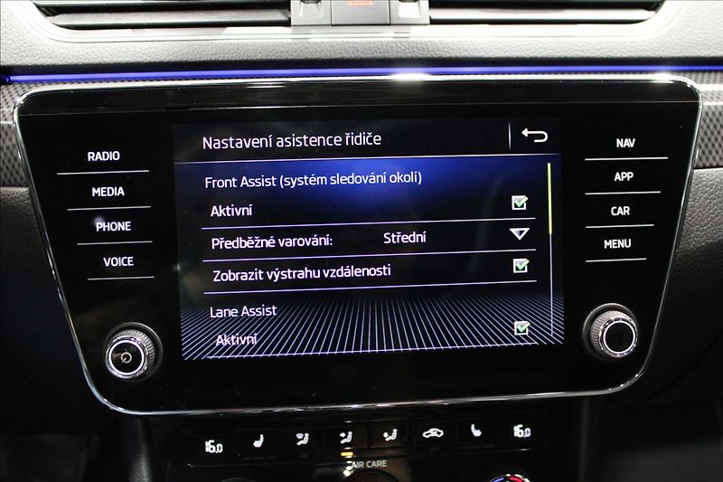 Škoda Superb 2,0 TDI DSG 140KW Sportline - fotka 27 z 37