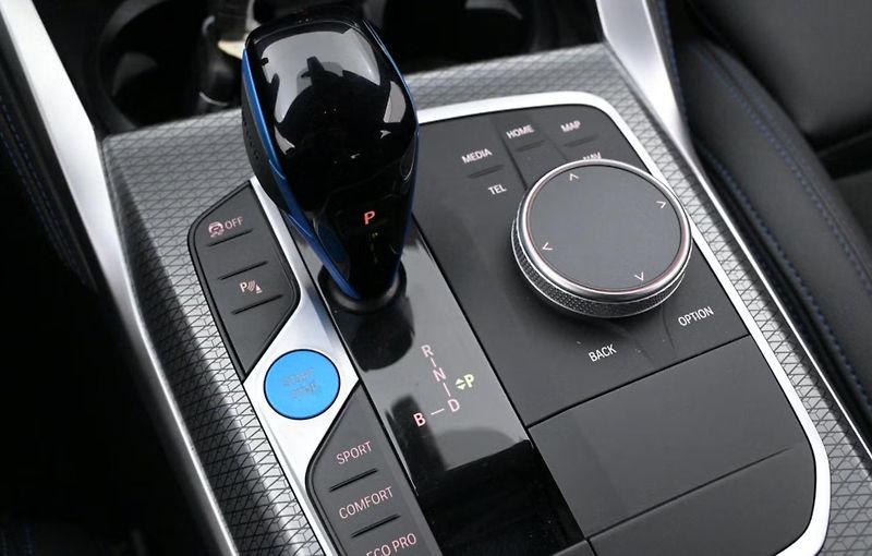 BMW i4 M50 xDrive Head Up Display - fotka 14 z 24