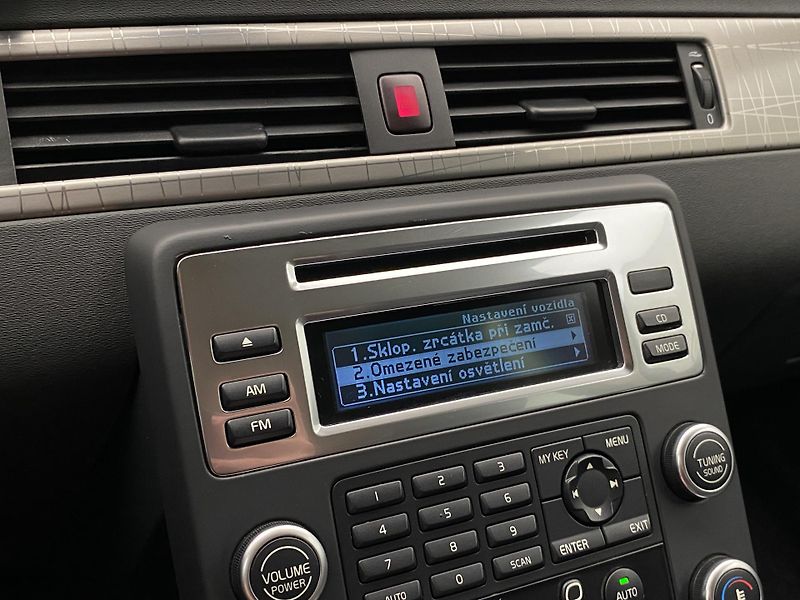 Volvo XC70 D5 AWD MOMENTUM - fotka 33 z 36