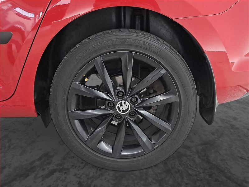 Škoda Rapid (2018) Spaceback 1.0 TSI, Xenony - fotka 14 z 18