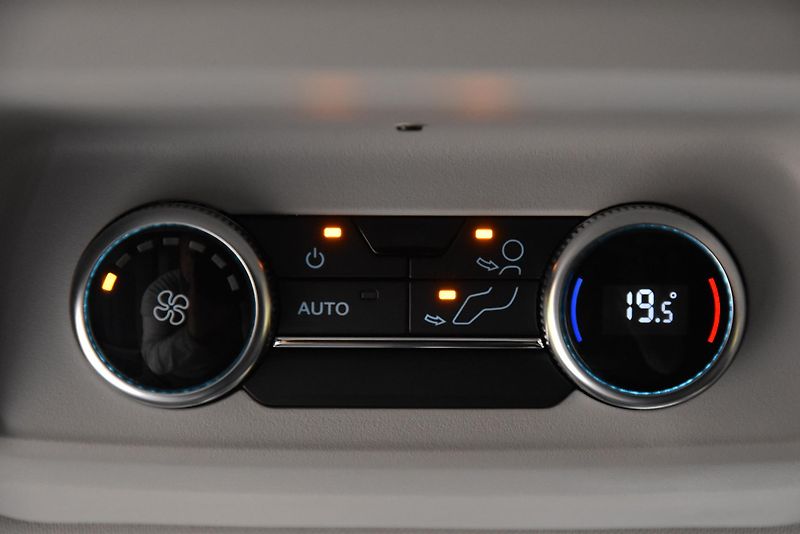 Ford Tourneo Custom L1 SPORT 2.0 EcoBlue/REZERVACE - fotka 39 z 50