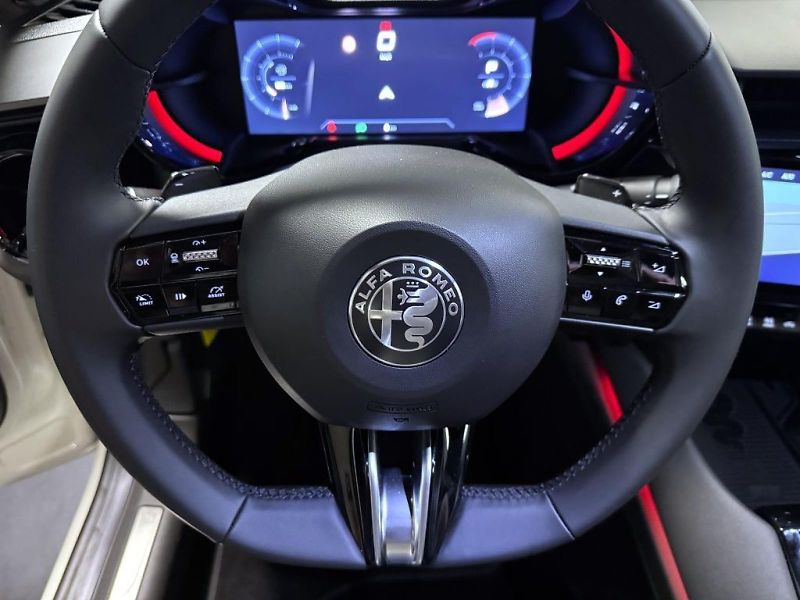 Alfa Romeo Junior (2026) Ibrida 1.2 Turbo 145k Q4 Speci - fotka 16 z 17