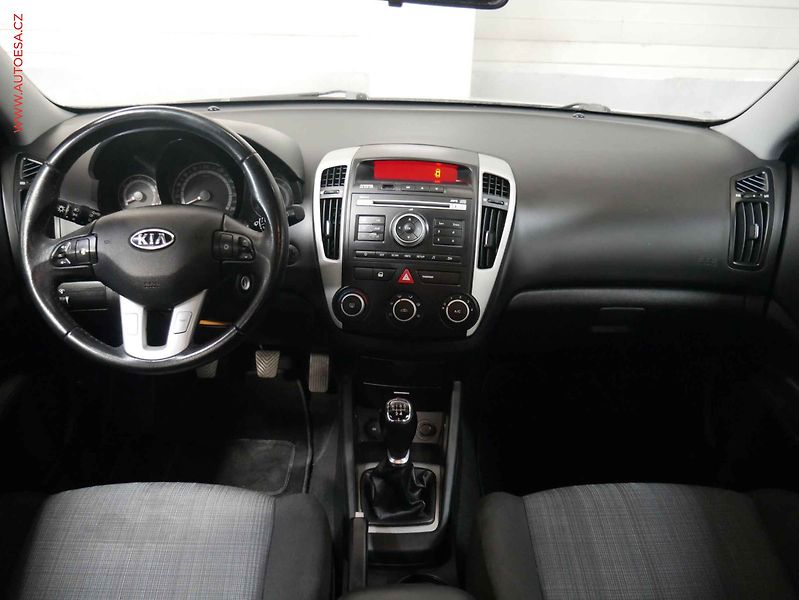 Kia Ceed (2013) 1.4i, ČR, AC, tempo - fotka 8 z 14