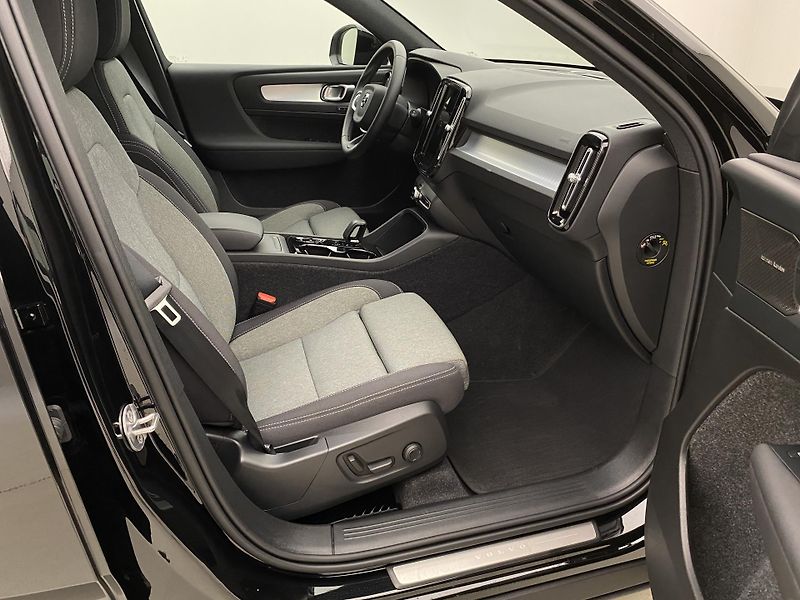 Volvo XC40 (2026) B3 AUT DARK PLUS - fotka 22 z 60