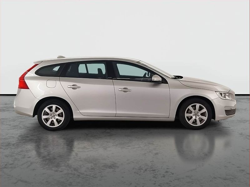 Volvo V60 (2015) D3 2.0, Automat, Navi - fotka 6 z 20