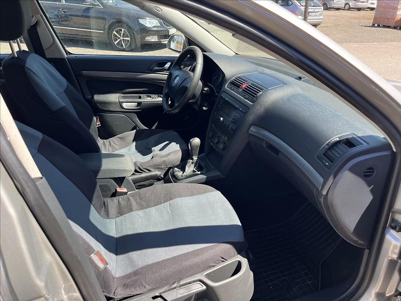 Škoda Octavia 1,6 FSi KLIMA TAŽNÉ  STK 6/28 - fotka 10 z 27