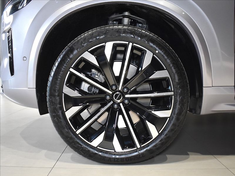 Volvo XC90 (2026) 2,0 T8  Plus Dark - fotka 33 z 35