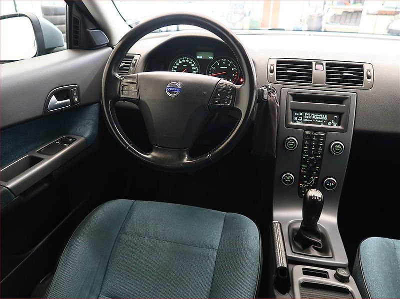Volvo C30 (2011) 1.6 i, Tempomat, Park. senzory - fotka 7 z 15