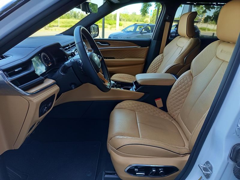 Jeep Grand Cherokee L Summit Reserve V8 - fotka 9 z 25