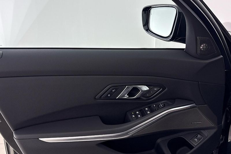 BMW Řada 3 řady 3 | 330d xDrive - fotka 17 z 28