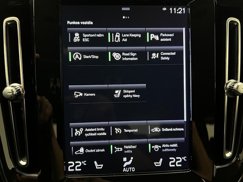 Volvo XC40 T3 MOMENTUM AUT 1. maj. - fotka 29 z 45