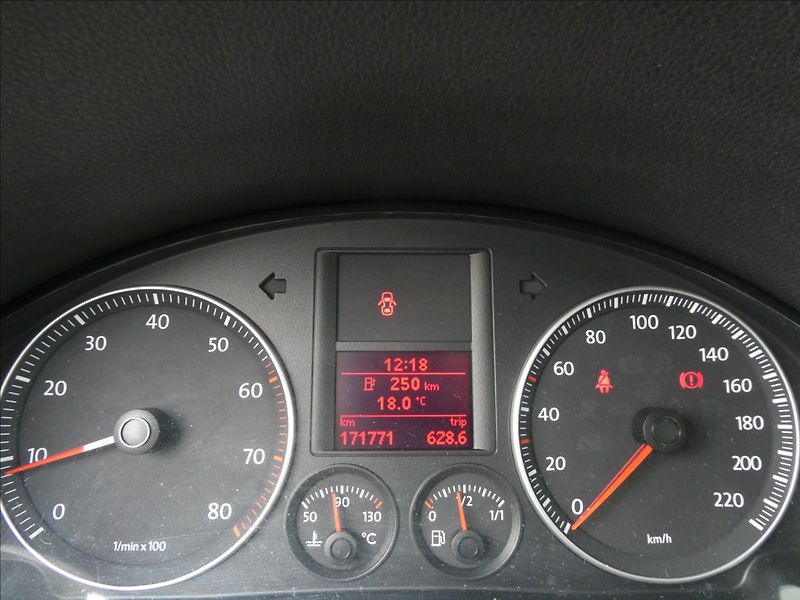 Volkswagen Golf 1,4 i16V serviska,ČR,2.majitel - fotka 32 z 49