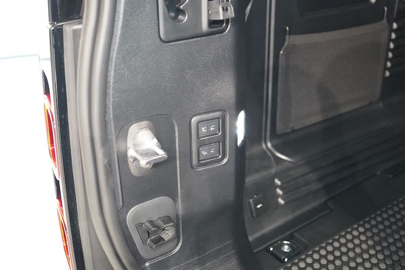 Land Rover Defender 110 D300 X-Dynamic SE - fotka 14 z 42