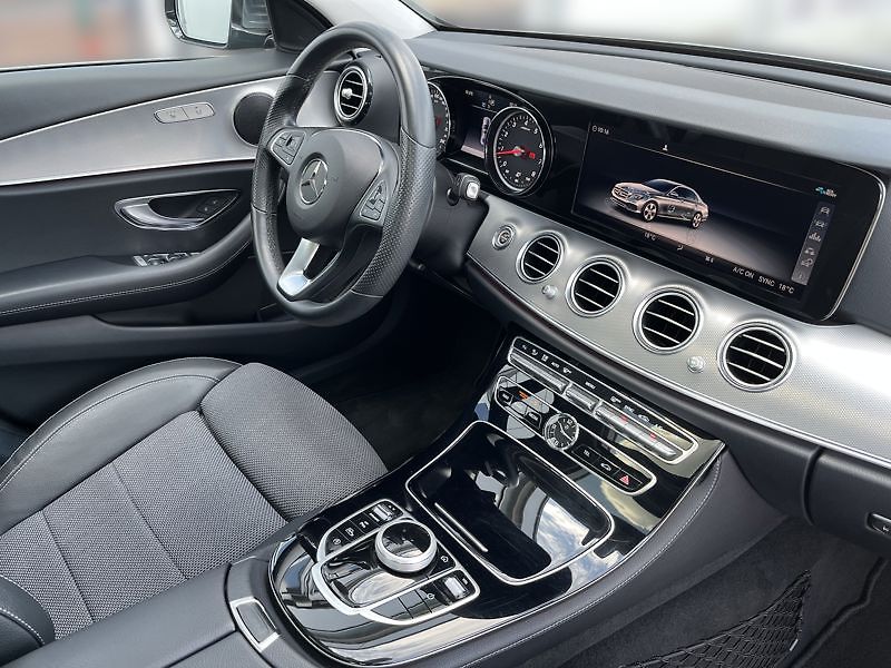 Mercedes-Benz Třídy E E-Třída 250 - fotka 19 z 23