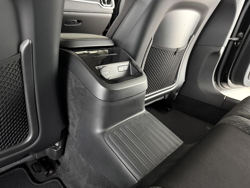 Volvo V60 T6 AWD*Recharge*KeyLess*Tažné - fotka 33 z 39