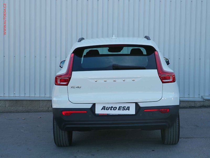Volvo XC40 (2021) 1.5T, 1.maj,ČR, Momentum, AT - fotka 5 z 28