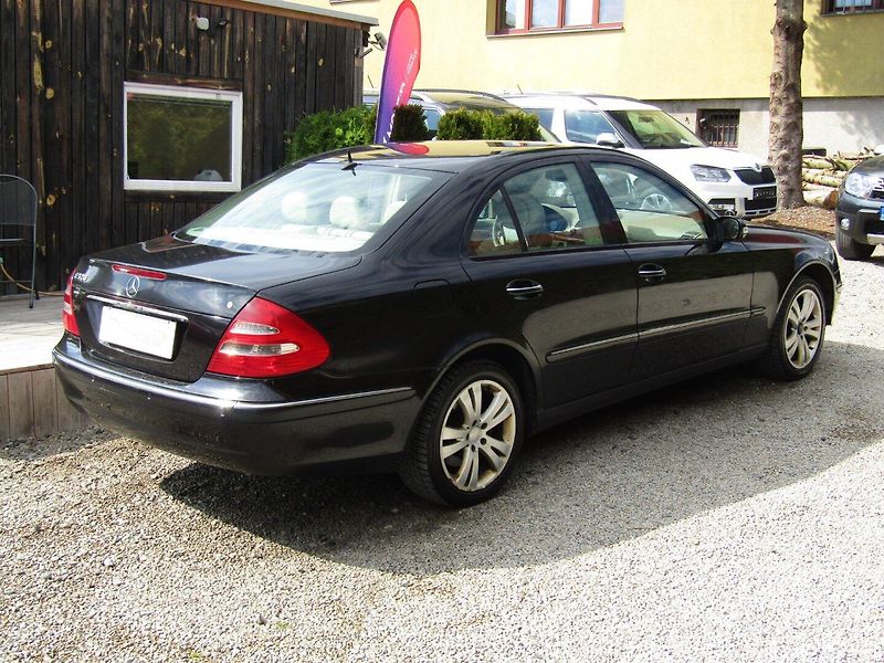 Mercedes-Benz Třídy E (2005) E 320 165kW AUTOMAT BEZ MĚCHŮ - fotka 11 z 35