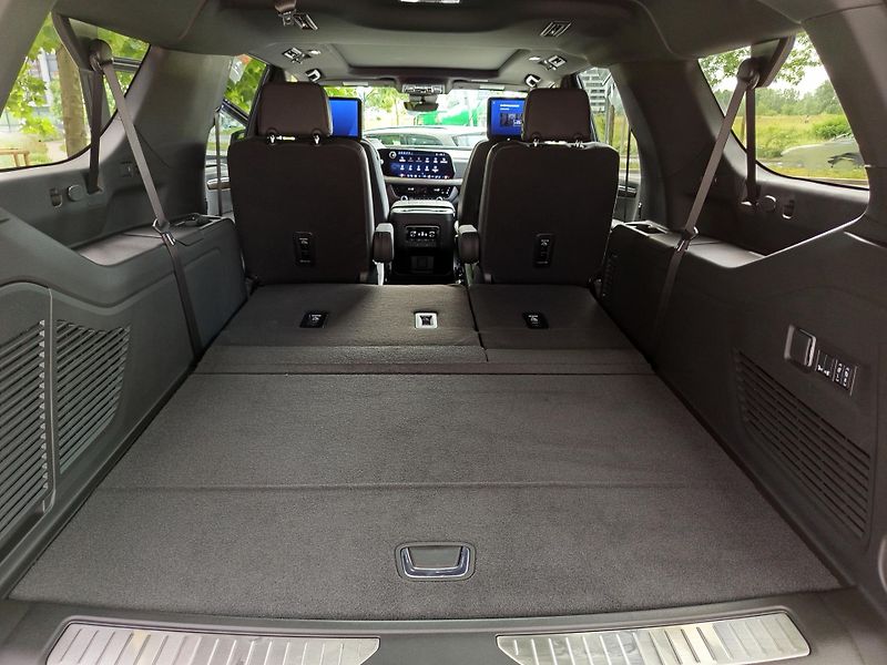 Chevrolet Suburban (2026) High Country 2026,AWD,kola 24
