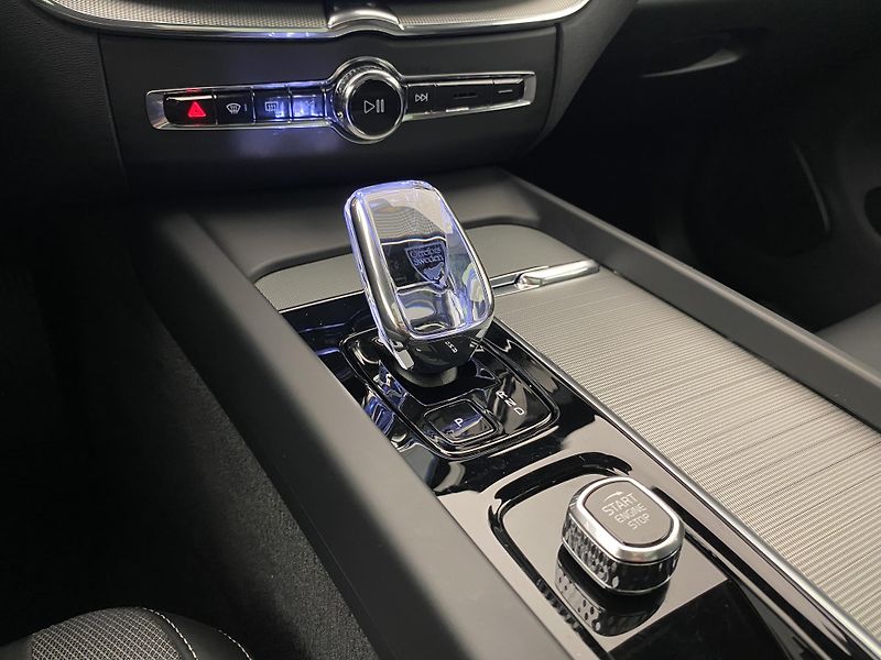 Volvo XC60 T6 AWD RECHARGE DARK PLUS AUT - fotka 27 z 63