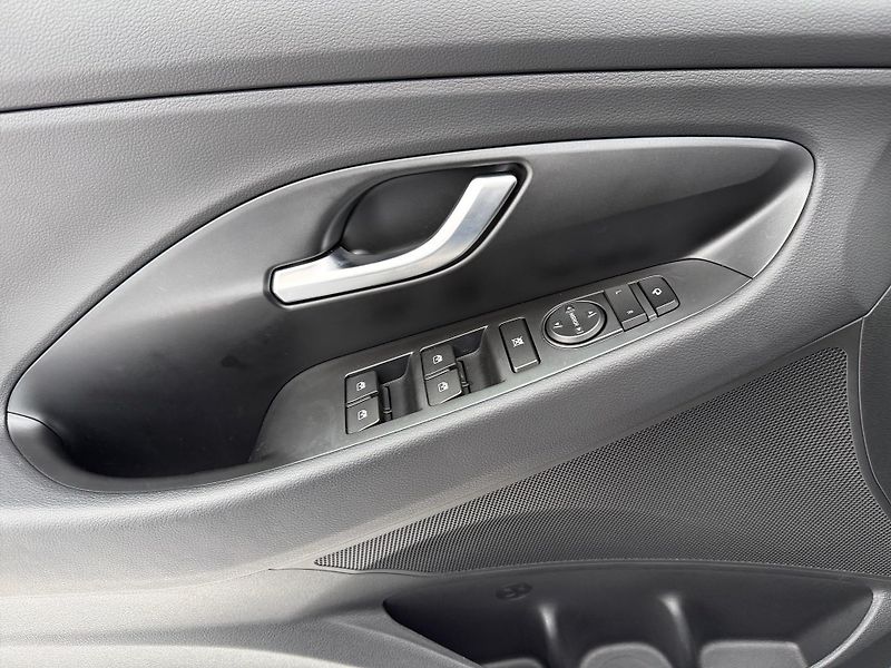 Hyundai i30 (2025) 1.0 T-GDi 74kW Family - fotka 14 z 24
