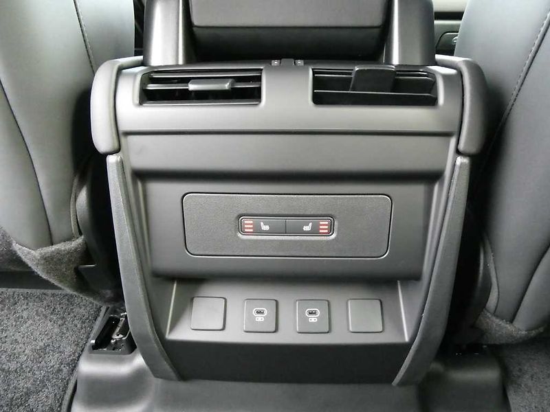 Land Rover Defender 110 3,0 X-Dynamic SE D250 - fotka 17 z 37