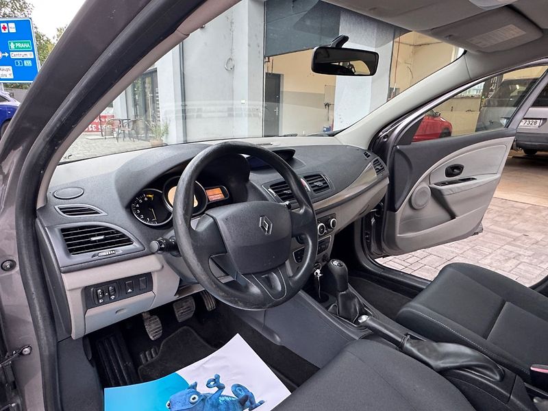 Renault Mégane (2011) 1.6 16V - fotka 17 z 29