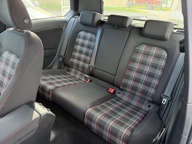 Volkswagen Golf 2.0 GTI - fotka 10 z 13