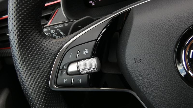 Škoda Scala 1,5TSI DSG Monte Carlo - fotka 11 z 25