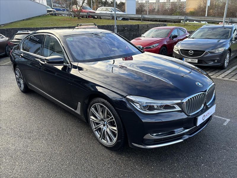 BMW Řada 7 4,4 i 750Li xDrive Individual - fotka 6 z 39