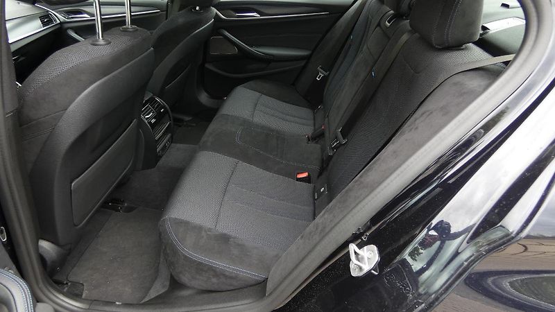 BMW Řada 5 530e - fotka 20 z 28