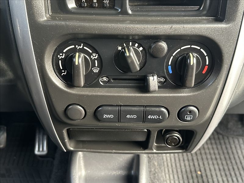 Suzuki Jimny 1,3 86PS  Club Ranger 4x4 - fotka 25 z 46