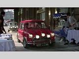 Italian Job (1969). Další klasika, která se později dočkala moderního remaku. V srdcích nám ale navždy zůstane originál s úprkem starých Mini, jež jsou naplněny kradeným zlatem. Herec Michael Caine je v roli hlavy zločinecké partičky výborný.