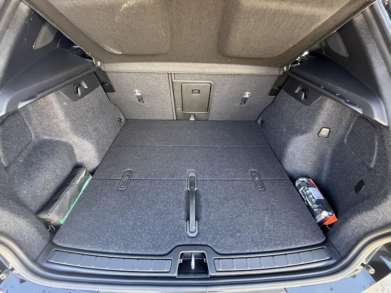 Volvo XC40 B3 FWD BE // 360 // kola - fotka 33 z 37