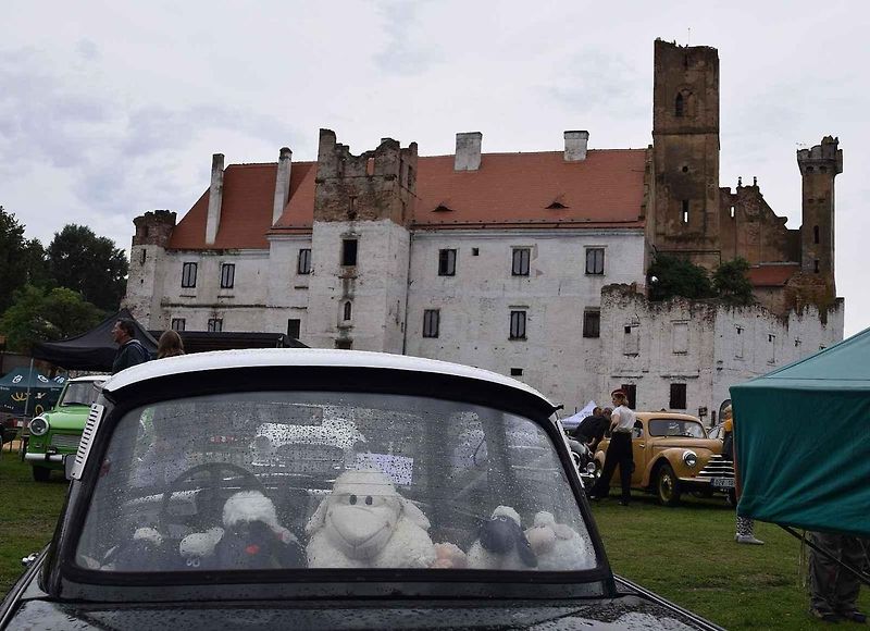 Nedělní dopoledne patřilo pod břeclavským zámkem naleštěným veteránům.